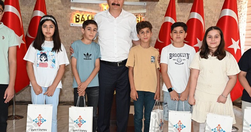 Bursluluk sınavında tam puan alan öğrenciler ödüllendirildi