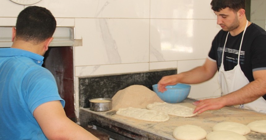 Kavurucu sıcakta ekmek mücadelesi: Fırın ustalarının zorlu mesaisi
