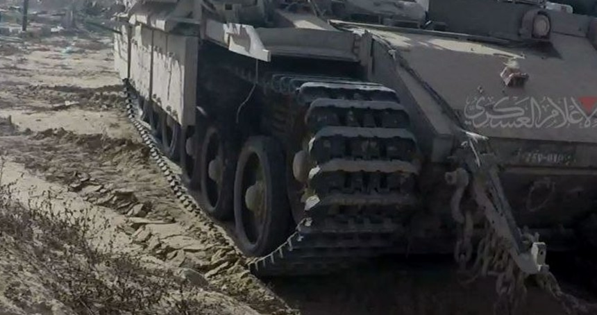 Kassam Tugayları, işgal araçlarını sıfır mesafeden patlatıp siyonist askerleri etkisiz hale getiriyor