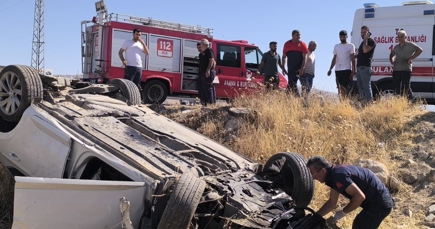 Mardin'de otomobil şarampole devrildi: Sürücü yaralandı