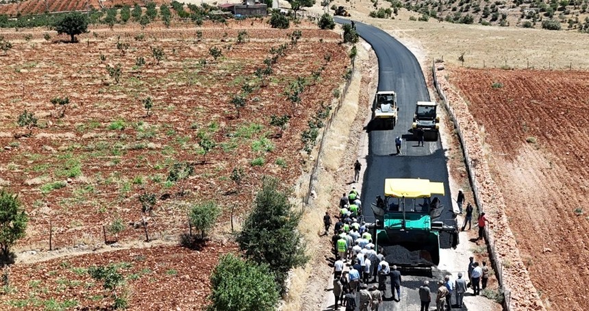 Siirt’te kırsal yollar yerli üretimle yenileniyor