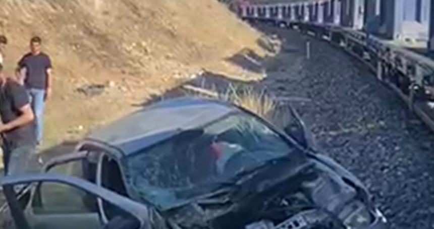Malatya'da yük treni otomobile çarptı: 5 yaralı