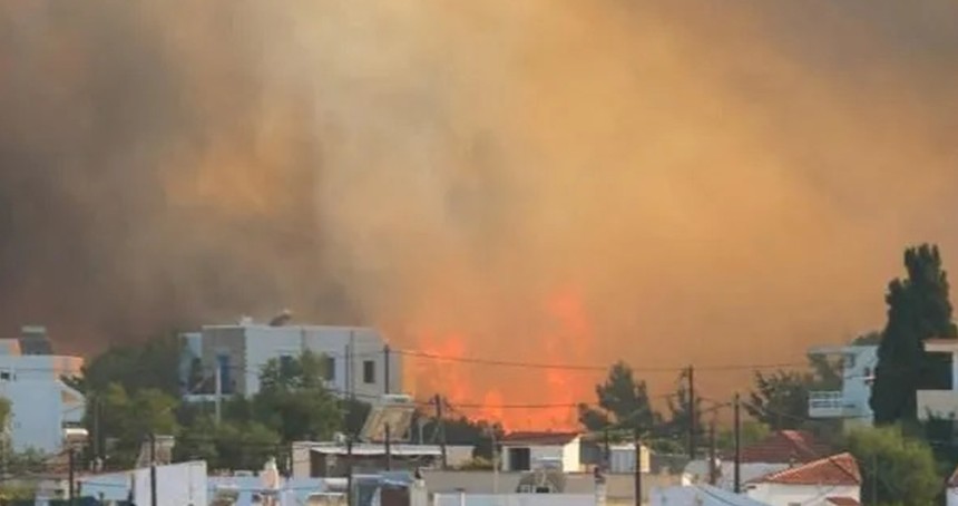 Yunanistan'da orman yangını yerleşim yerlerine sıçradı
