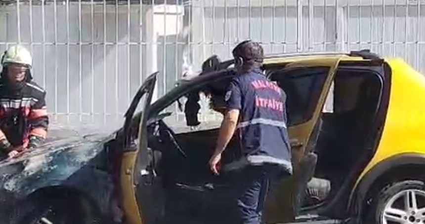 Malatya'da seyir halindeki ticari taksi alev aldı
