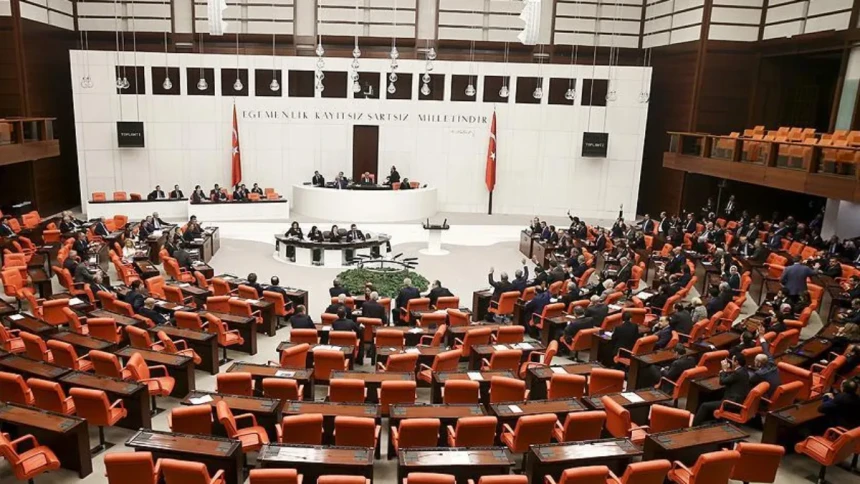 Meclis tatile girmiyor: Çalışma süresi 1 ay uzatıldı