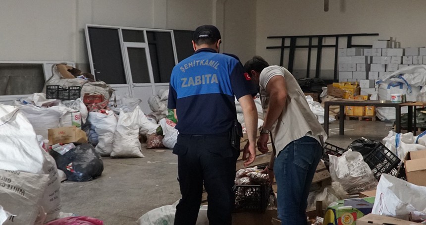 Gaziantep'te bir işletmede 21 ton tarihi geçmiş ürün ele geçirildi