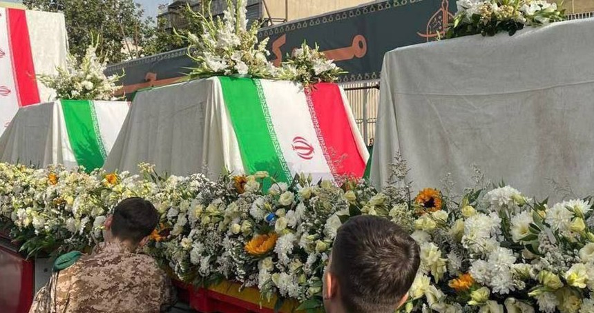 İran, siyonist rejimin saldırılarında katledilen yetkililerini uğurluyor