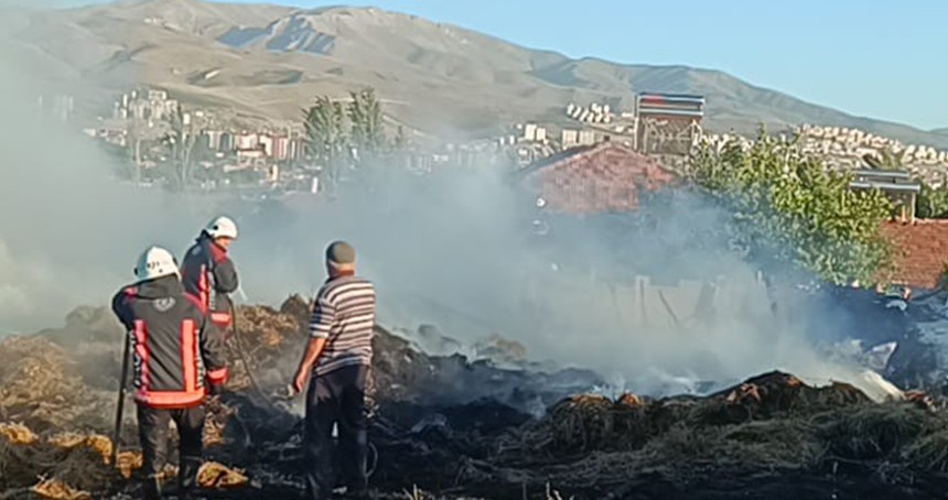 Malatya'da samanlık yangını: Tonlarca saman küle döndü