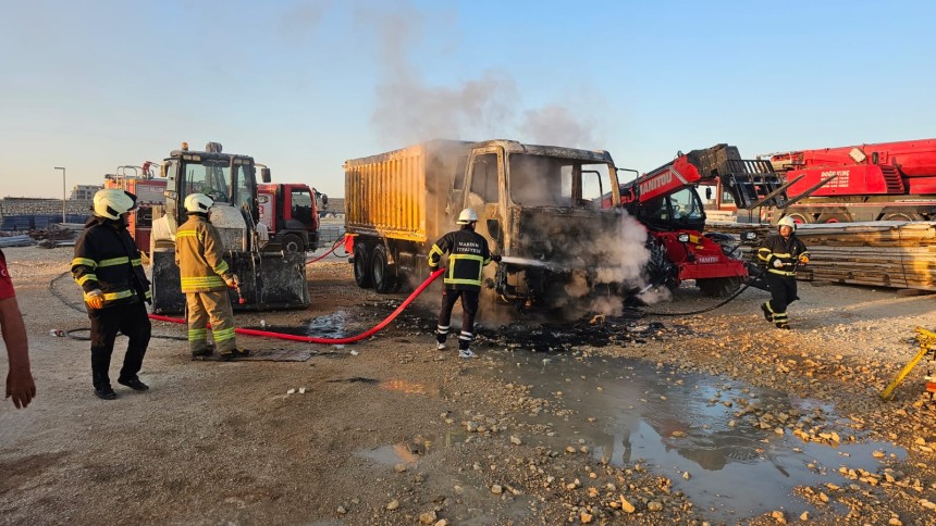 Mardin'de park halindeki harfiyat kamyonu yandı