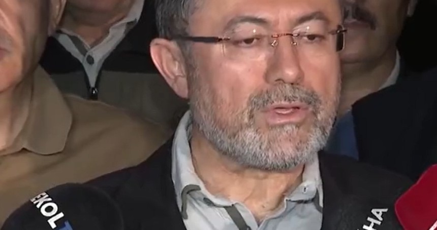 Bakan Yumaklı: Manisa ve İzmir'deki orman yangınları sürüyor