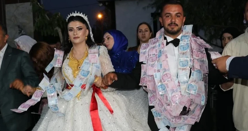 Aşiret düğününde dudak uçuklatan takı!