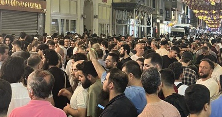Halk, İslam düşmanı Leman dergisini protesto etti