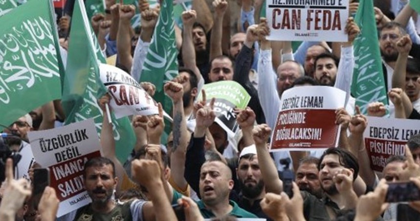 Hazreti Muhammed'e hakaret Taksim Camii’nde protesto edildi