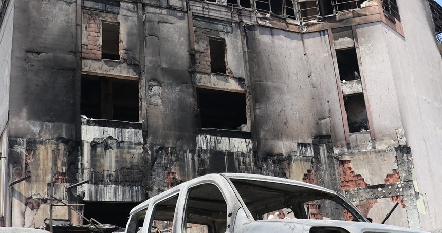İzmir'de çıkan yangın sanayiye sıçradı: Onlarca araç hurdaya döndü