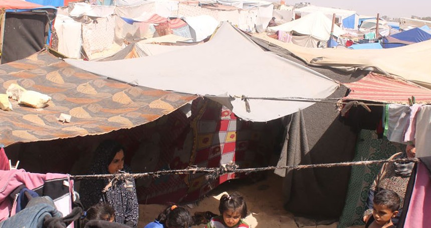 Çocuklar çadırlarda sıcaktan bayılıyor: Gökyüzü yakıyor, yeryüzü susuyor