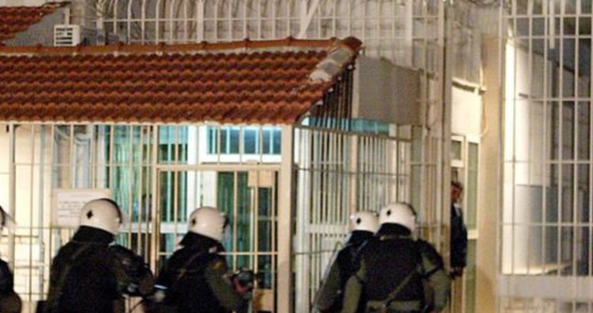 Yunanistan'da cezaevinde yangın paniği