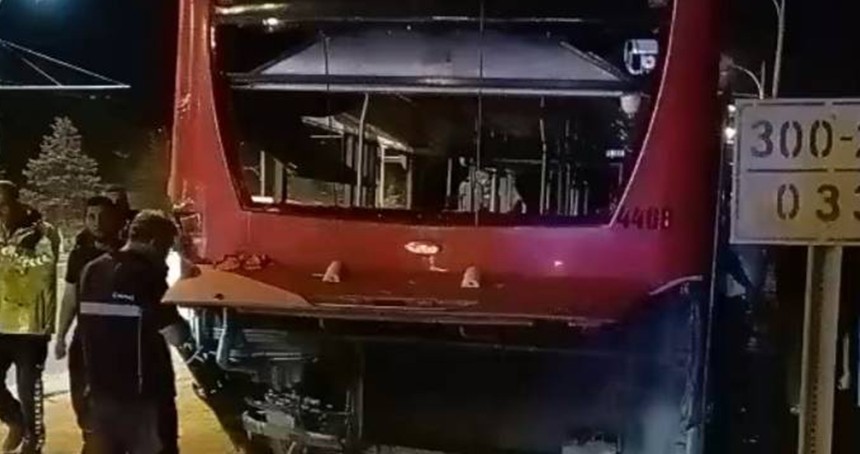 Beton mikseri ile trambüs çarpıştı: 4 yaralı