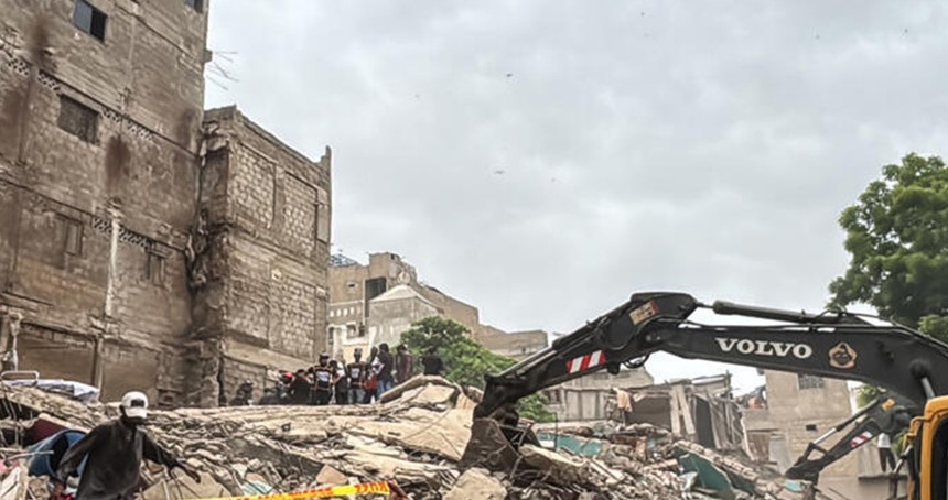 Pakistan’da 5 katlı bina çöktü: 5 ölü