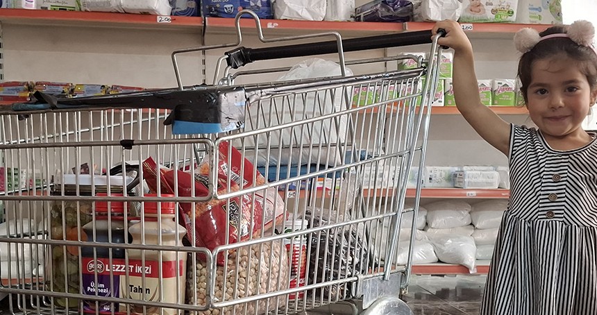 Umut Kervanı Van'da ihtiyaç sahiplerinin yüzünü güldürmeye devam ediyor