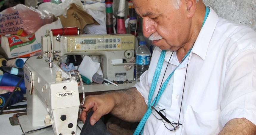 7 yaşında başladığı terzi mesleğini 64 yıldır sürdüren Ekrem Usta: Hiçbir zaman rızık korkusu yaşamadım