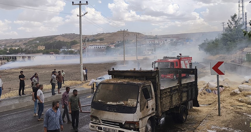 Diyarbakır'da saman yüklü kamyonet yandı