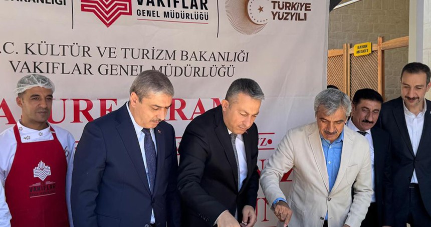 Gaziantep Vakıflar Bölge Müdürlüğü aşure ikramında bulundu