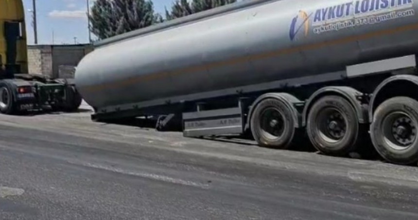 Mardin’de akaryakıt yüklü tankerin dorsesi düştü