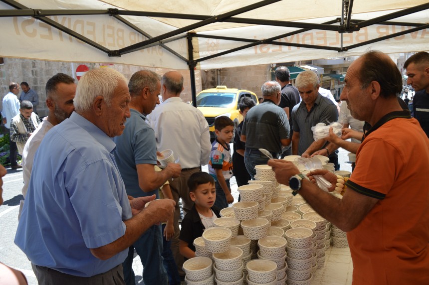 Vatandaşlara aşure ikram edildi