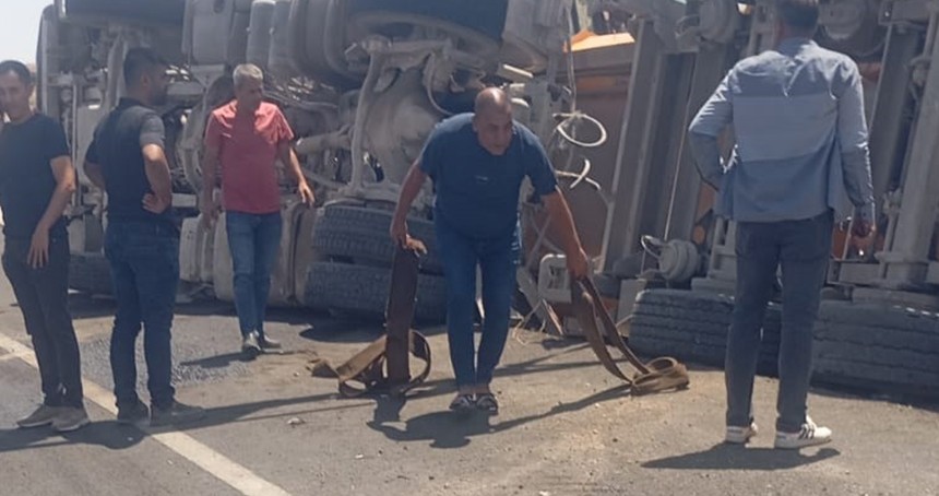 Diyarbakır'da asfalt yüklü kamyon devrildi