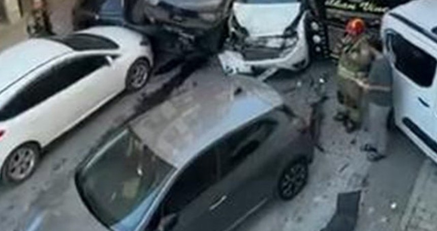İstanbul'da kayan vinç 23 araca çarptı
