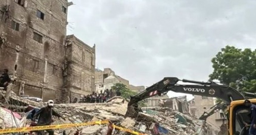 Pakistan'da bina çökmesi: 27 ölü