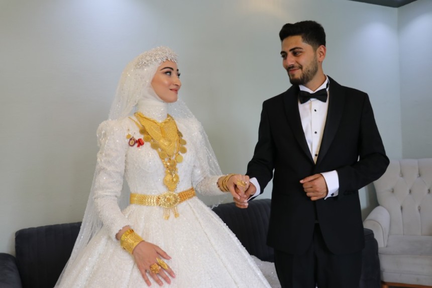 Aşiret düğününde takılan takı dudak uçuklattı
