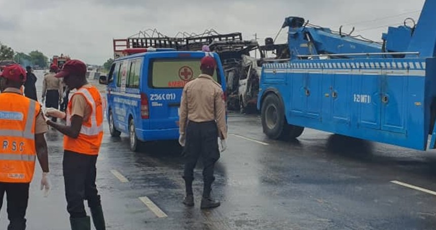 Nijerya'da kamyon ve otobüs çarpıştı: 21 ölü