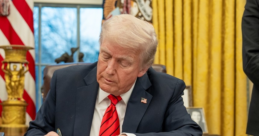Trump, Rusya'ya karşı yeni yaptırımları kabul etmeyi düşündüğünü söyledi