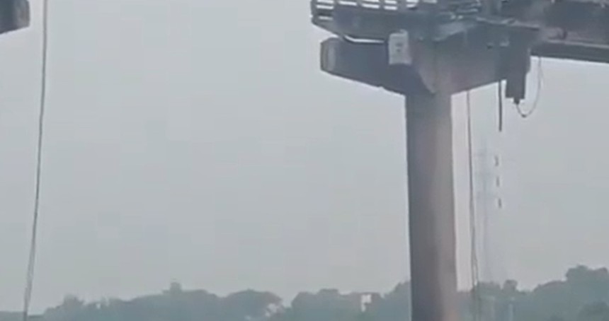 Hindistan'da köprü çöktü: 9 ölü