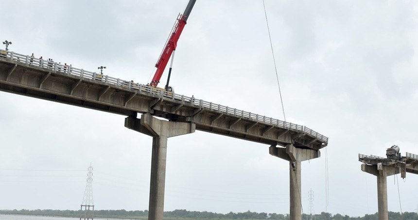 Hindistan'da çöken köprüde ölenlerin sayısı artıyor