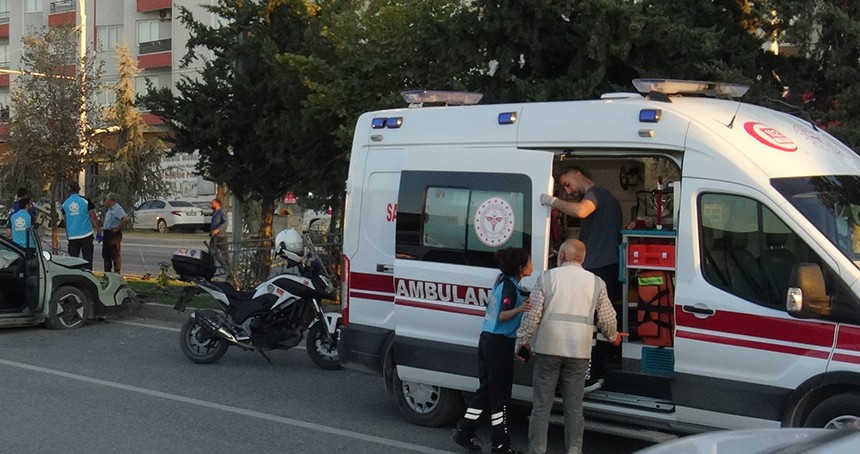 Sürücüsünün direksiyon kontrolünü kaybettiği otomobil bariyere çarptı: 3 yaralı