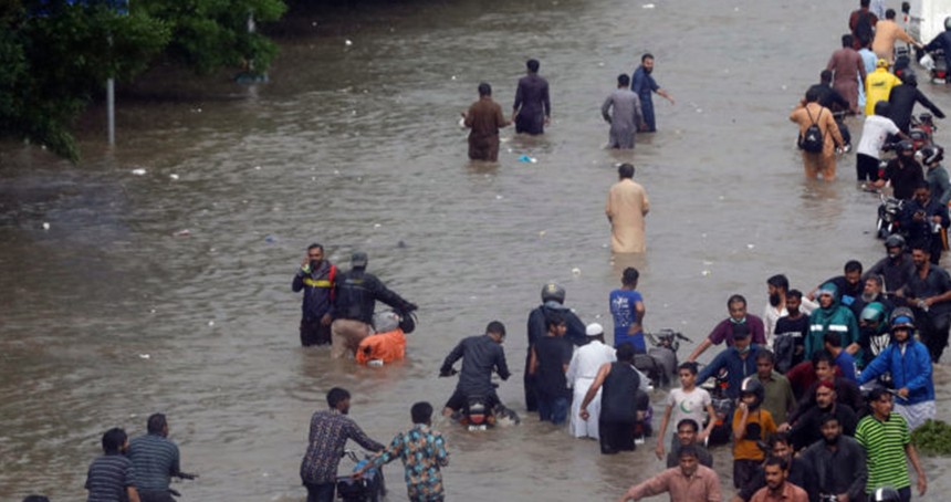 Pakistan'da muson yağışları sele yol açtı: 98 ölü