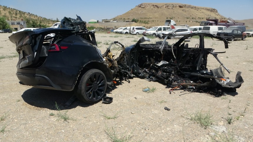 Tesla kazası: Araç ikiye bölündü, 2 hemşire hayatını kaybetti