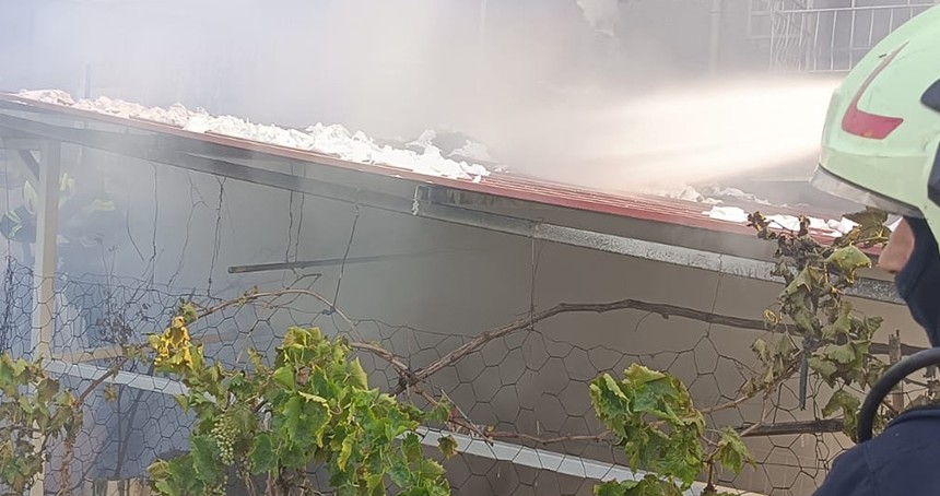 Ev yangınında mahsur kalan çocuklar kurtarıldı