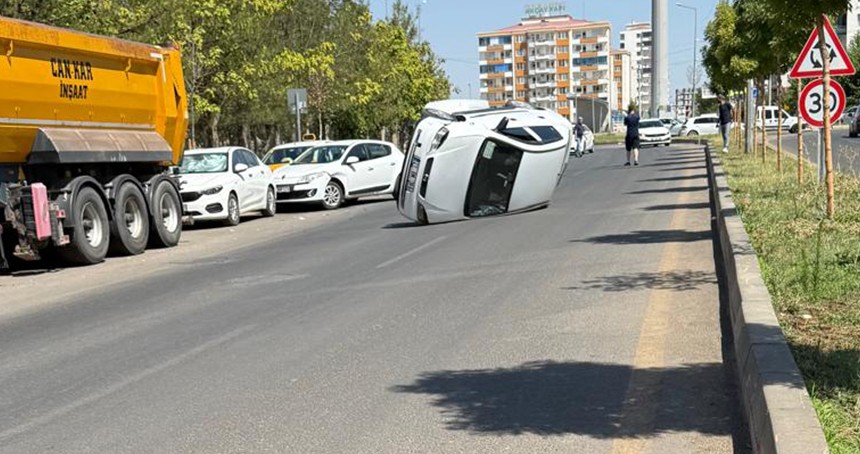 Diyarbakır’da otomobil kaldırıma çarpıp yan yattı: 2 yaralı