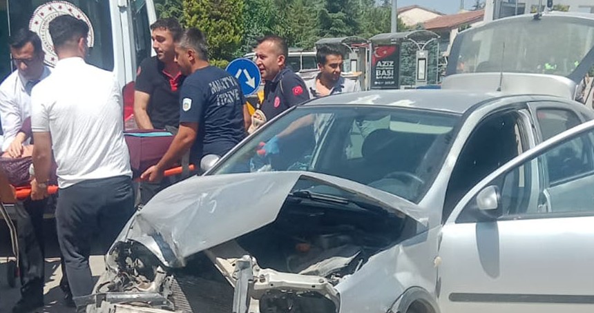 Malatya'da 2 otomobil çarpıştı: 4 yaralı