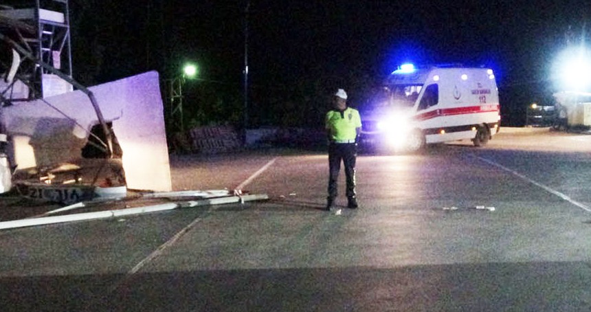 Yolcu otobüsü oto yıkamaya daldı: 8 yaralı