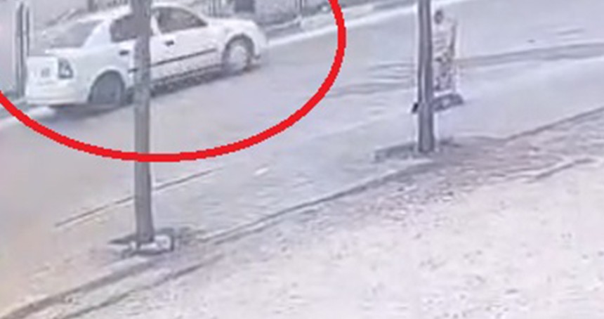 Diyarbakır'da otomobilin yayaya çarpma anı güvenlik kameralarına yansıdı