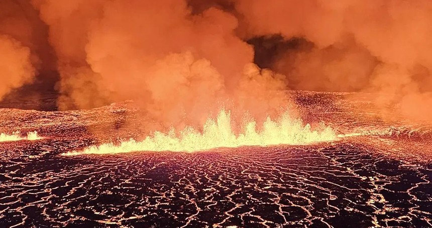 İzlanda’da yanardağ patlaması