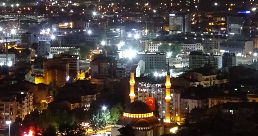 Malatya'da darbe girişiminin yıldönümünde semalar selalarla yankılandı