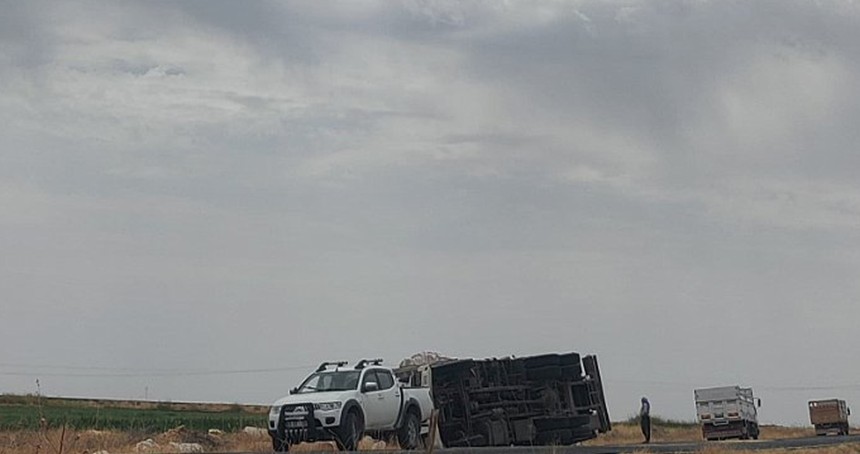 Şanlıurfa’da kamyon takla attı: Sürücü kazayı yara almadan atlattı