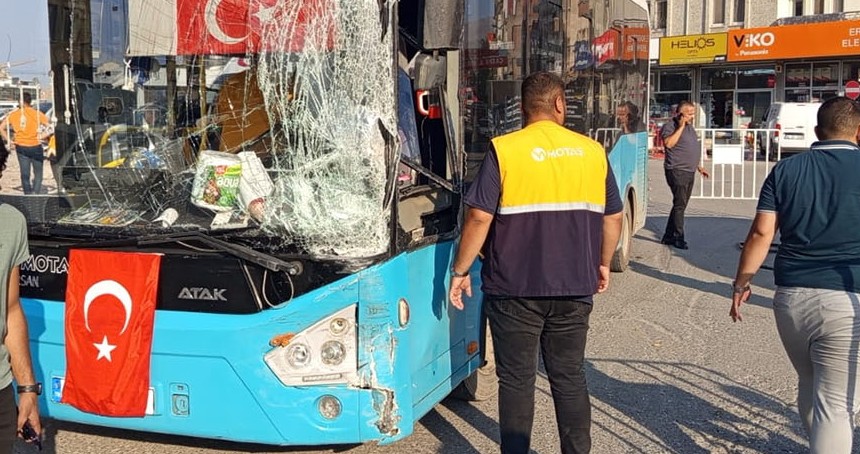 Şehir içi otobüs ile yolcu minibüsü çarpıştı: 5 yaralı