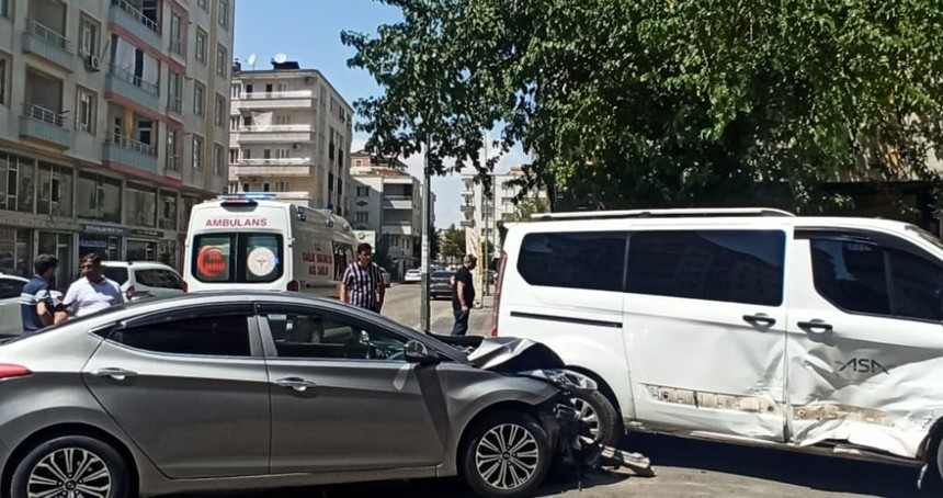 Batman'da panelvan ile otomobil çarpıştı: 1 yaralı
