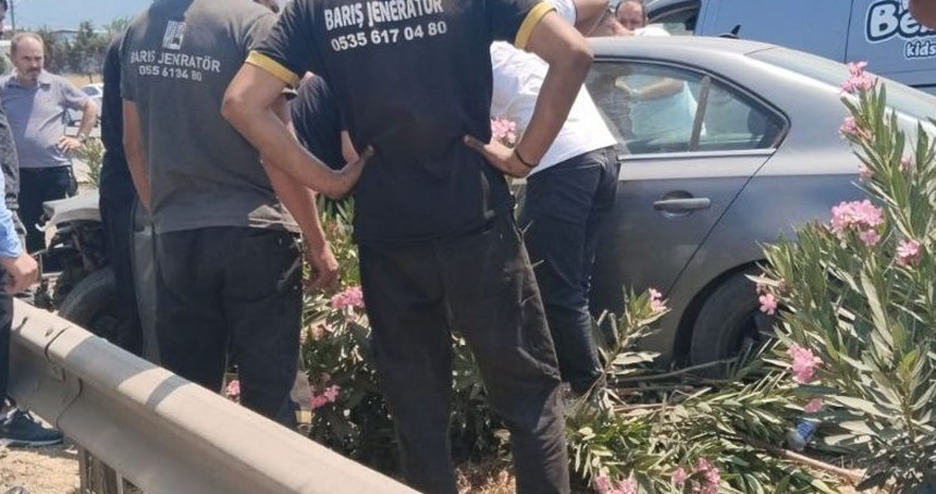 Bursa’da kaza: Araç bariyerlere çarptı, sürücü sıkıştı